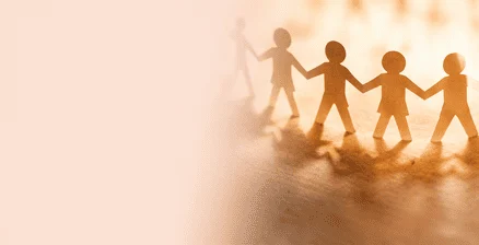 Silhouettes familiales illustrant les constellations familiales