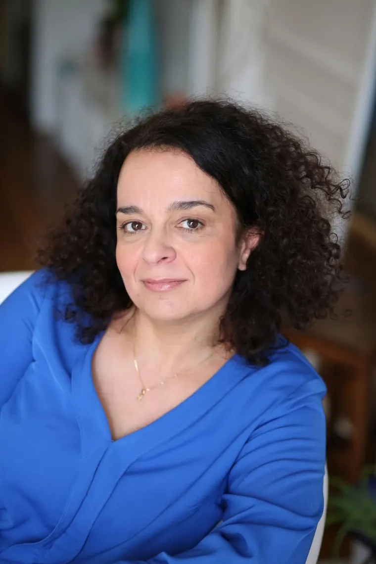 Hassina Cordani en cabinet à Saint-Maur-des-Fossés